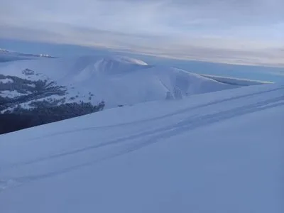 В Карпатах держится под два метра снега: туристов просят не спешить с походами