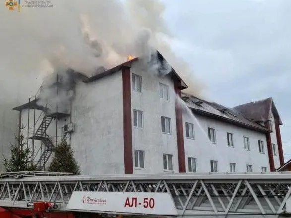 Под Киевом произошел масштабный пожар в многоэтажке: выгорел мансардный этаж