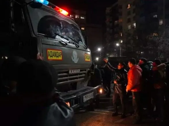 Казахстан: на улицах Алма-Аты появилась военная техника
