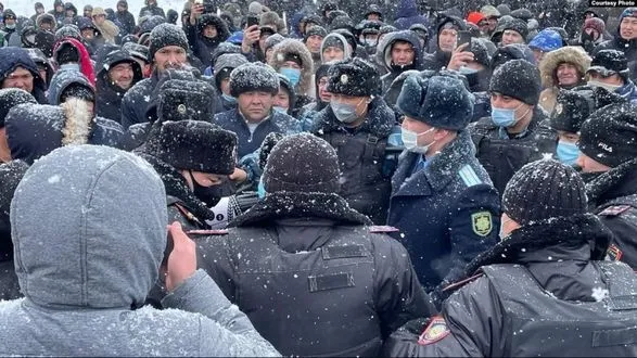 u-kazakhstani-spalakhnuli-masovi-protesti-cherez-pidvischennya-tsin-na-gaz-sotni-aktivistiv-zatrimano