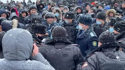 У Казахстані спалахнули масові протести через підвищення цін на газ. Сотні активістів затримано