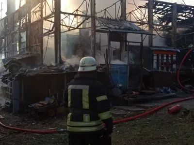 У київському Гідропарку загорівся яхт-клуб: вогонь гасять 15 пожежників