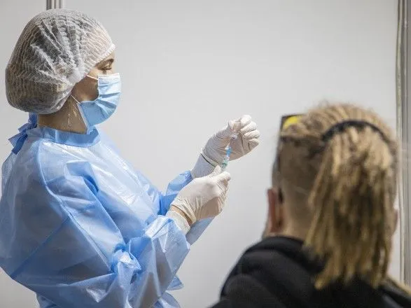 Пункты и центры вакцинации после новогодних выходных прививали от "ковида" 36 тыс. украинцев