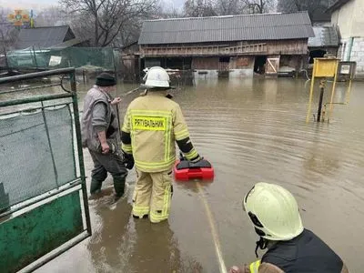 Негода на Закарпатті: внаслідок дощів підтоплено 160 дворогосподарств та 34 будинки