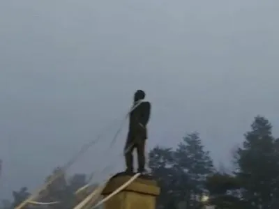 У Казахстані активісти намагаються знести пам'ятник Назарбаєву