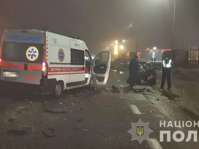 На Харківщині легковик зіткнувся зі "швидкою", є загиблий