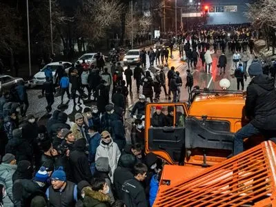 Ожесточенные бои, разбитые машины и пустота: как выглядит протестный Казахстан