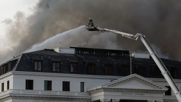 Через четыре дня: пожарные покинули уничтоженый огнем комплекс Парламента ЮАР