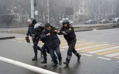 В Алмати силовики розпочали зачистку вулиць, затримано кілька тисяч людей