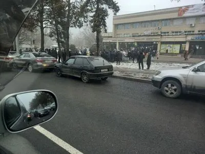 В Алма-Ате на фоне протестов люди выстроились в очередь за хлебом и бензином
