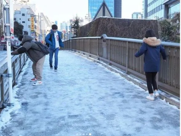 Первый за 4 года снег в Токио привел к госпитализации более 200 людей