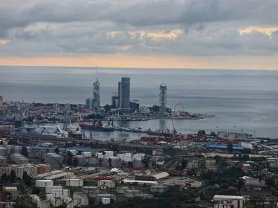 У Батумі жителі скаржаться на різкий запах газу – причиною міг стати нафтовий танкер у порту