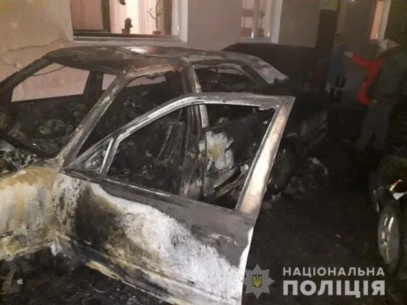 Через ревнощі: на Київщині чоловік спалив автівки двох знайомих своєї дружини