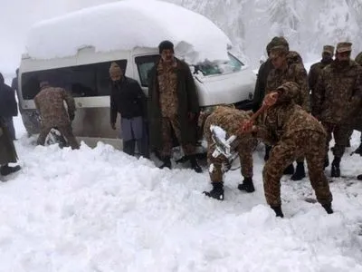 В Пакистане два десятка человек погибли в автомобилях во время снегопада