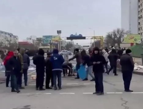 kazakhstan-na-ploschi-v-aktau-zibrali-ta-vidvezli-yurtu-odin-iz-simvoliv-protestu