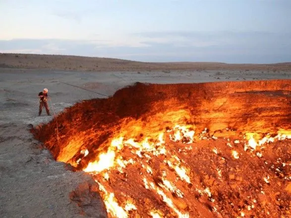 Президент Туркменистана распорядился потушить кратер "Врата ада"
