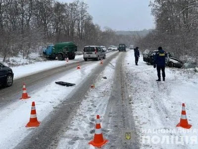 В Винницкой области легковушка влетела в грузовик, погибли три человека