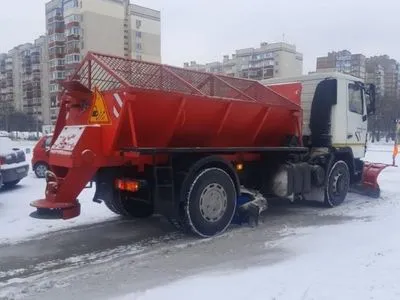 Улицы Киева от снега чистит почти 140 машин