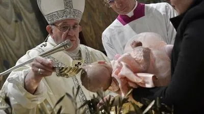 Папа Франциск окрестил 16 младенцев в Сикстинской капелле после годичного перерыва