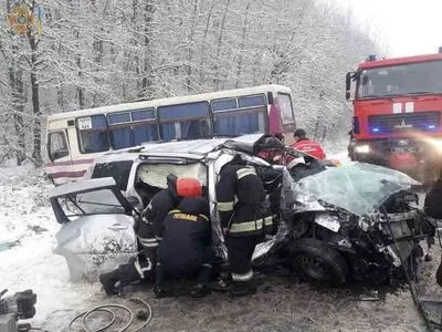 Во Львовской области столкнулись рейсовый автобус и легковушка, есть пострадавшие