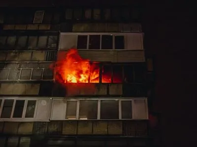 Выпал из окна многоэтажки: в Киеве во время пожара погиб мужчина