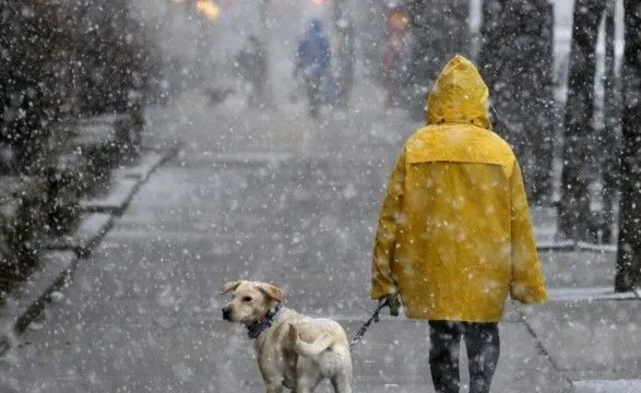 Мокрий сніг та ожеледиця: українців попередили про погіршення погоди
