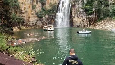 Семеро людей загинули, троє зникли безвісти внаслідок обвалу скелі водоспаду в Бразилії