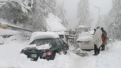 По меньшей мере 16 туристов погибли в Пакистане, застряв на горной трассе во время снегопада