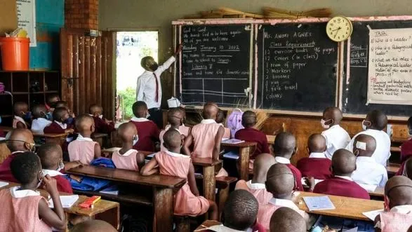 Кінець найдовшому в світі карантину: школи в Уганді знову відкрилися