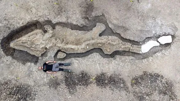 u-velikiy-britaniyi-znayshli-10-metroviy-skelet-morskogo-drakona