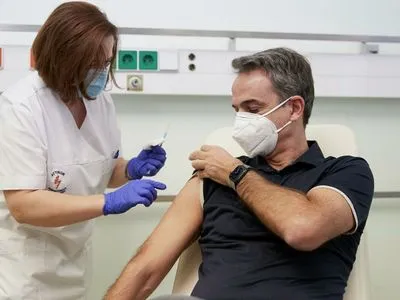 В Греции для некоторых групп людей одобрили четвертую дозу COVID-вакцины