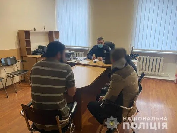 Ударили и ограбили: в Одесской области двое подростков с иностранцем напали на учительницу