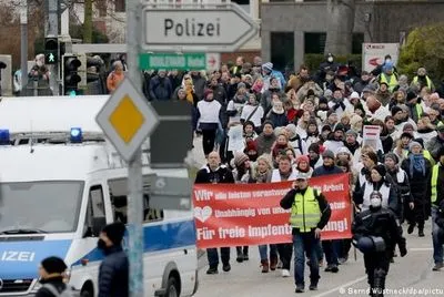 Тисячі жителів Німеччини вийшли на протести проти антикоронавірусних заходів