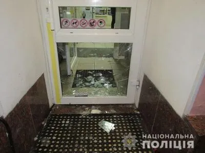 Разбил стекло камнем: в Киеве иностранец ограбил аптеку