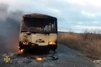 Автобус с пассажирами в Днепропетровской области вспыхнул на ходу: выгорел полностью
