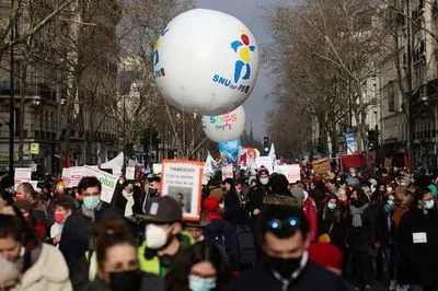 На улицы Франции вышли тысячи учителей из-за хаотичной стратегии борьбы с COVID-19 в школах