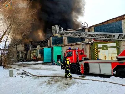 Под Киевом загорелся склад с автошинами, огонь охватил 1000 "квадратов"