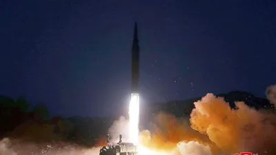 Северная Корея вновь запустила две ракеты в ответ на санкции США