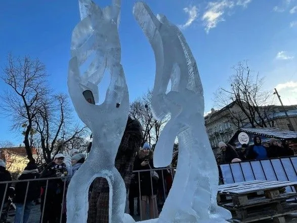 "Свято: післясмак" і "Крилатий танець". У центрі Львова з'явились льодові скульптури