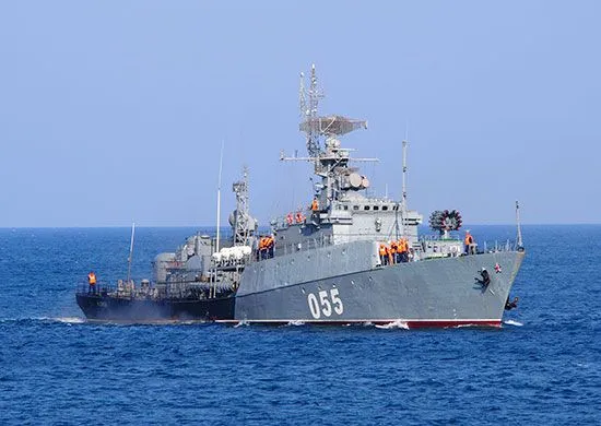 В Черном море российские военные устроили стрельбы