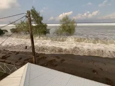 Волны цунами обрушились на дома в Тонге после извержения подводного вулкана в Тихом океане