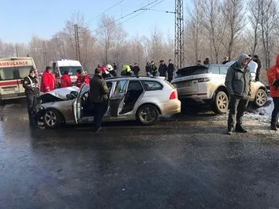 На Закарпатье столкнулись Land Rover и BMW. Травмированы 7 человек, из которых 3 детей