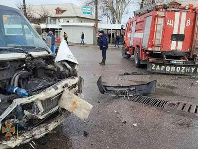 Отвлекся на телефон: в Запорожье маршрутка с пассажирами влетела в пожарное авто, которое ехало на вызов