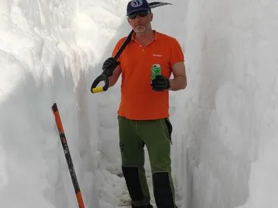Велике прибирання: українські полярники показали, як відкопують станцію після рекордного снігопаду
