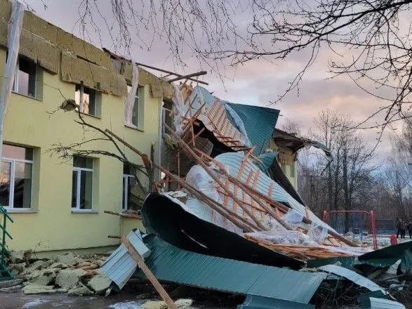 Наслідки буревію на Чернігівщині: зірваний дах дитсадка та понад 180 населених пунктів без електрики