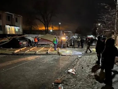 Под Киевом ветер снес крышу со здания коммунального предприятия, повреждены три автомобиля