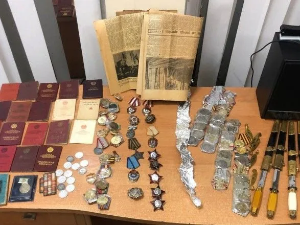 Офицерские кинжалы и ордена: литовец хотел контрабандой вывезти из Украины сотню вещей времен СССР