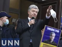Толкотня и попытка вручить повестку в аэропорту, пылкие речи и недовольные адвокаты: возвращение Порошенко в Украину