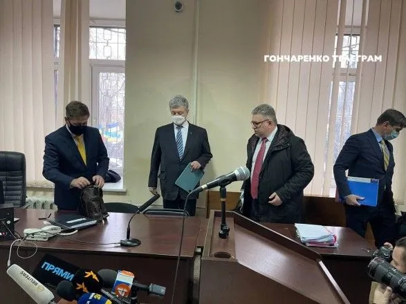 Не успев начаться: суд по делу Порошенко ушел на перерыв