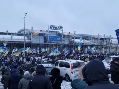 Порошенко летит в Украину - в аэропорту собралась акция в его поддержку